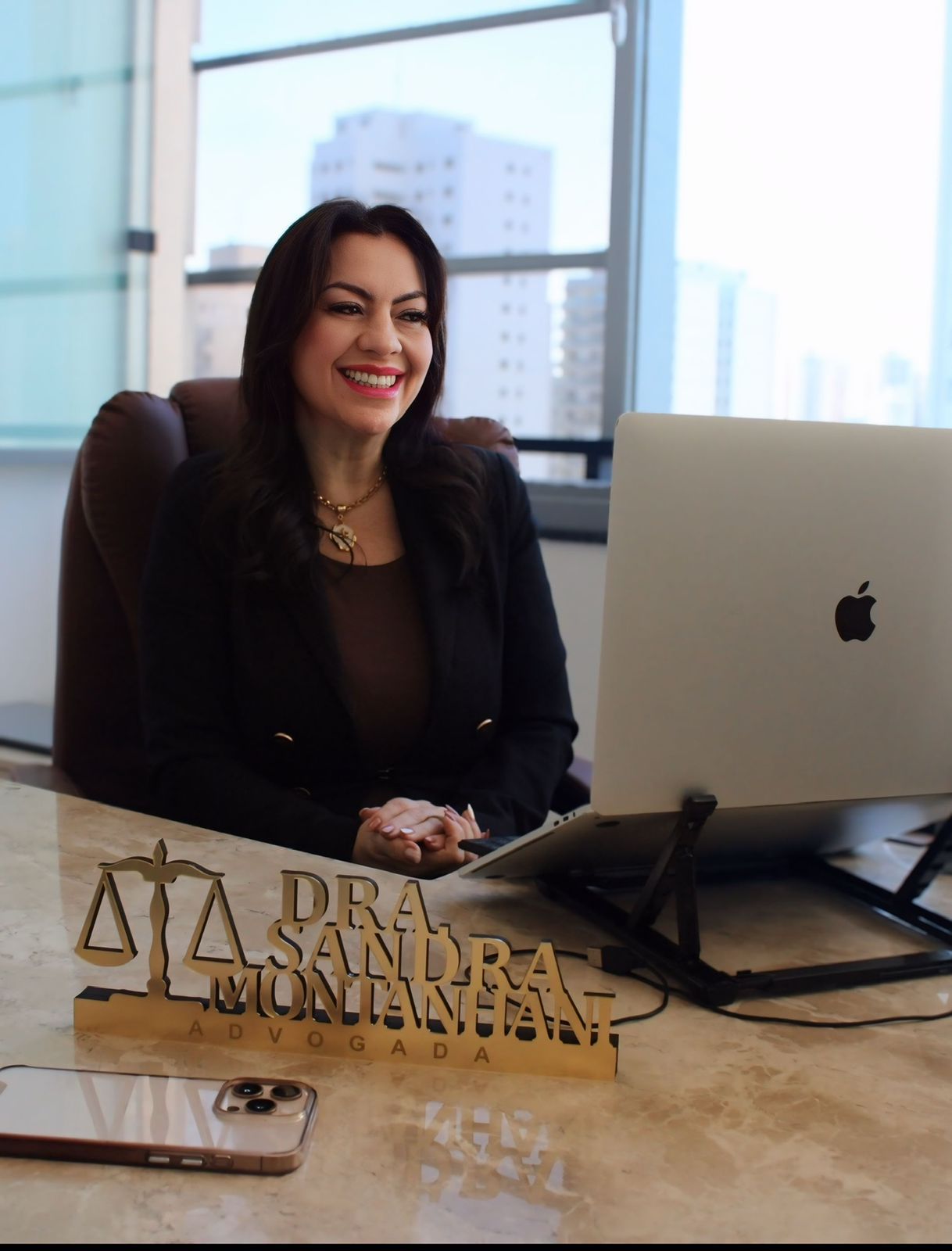 Dra. Sandra Montanhani em seu escritório em Guarulhos — advogada com mais de 20 anos de experiência